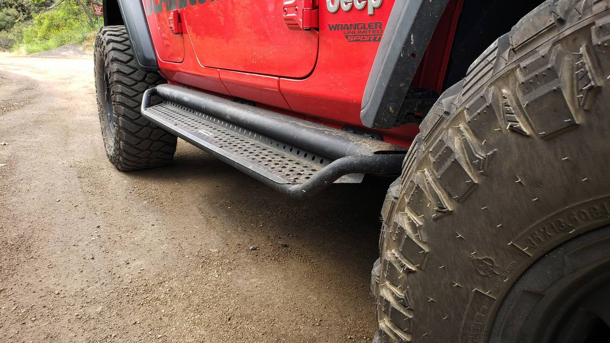 Go Rhino 18-20 Jeep Wrangler JLU Dominator Extreme D1 SideSteps Complete Kit w/SideStep + Brkts - D14506T - Installed close-up
