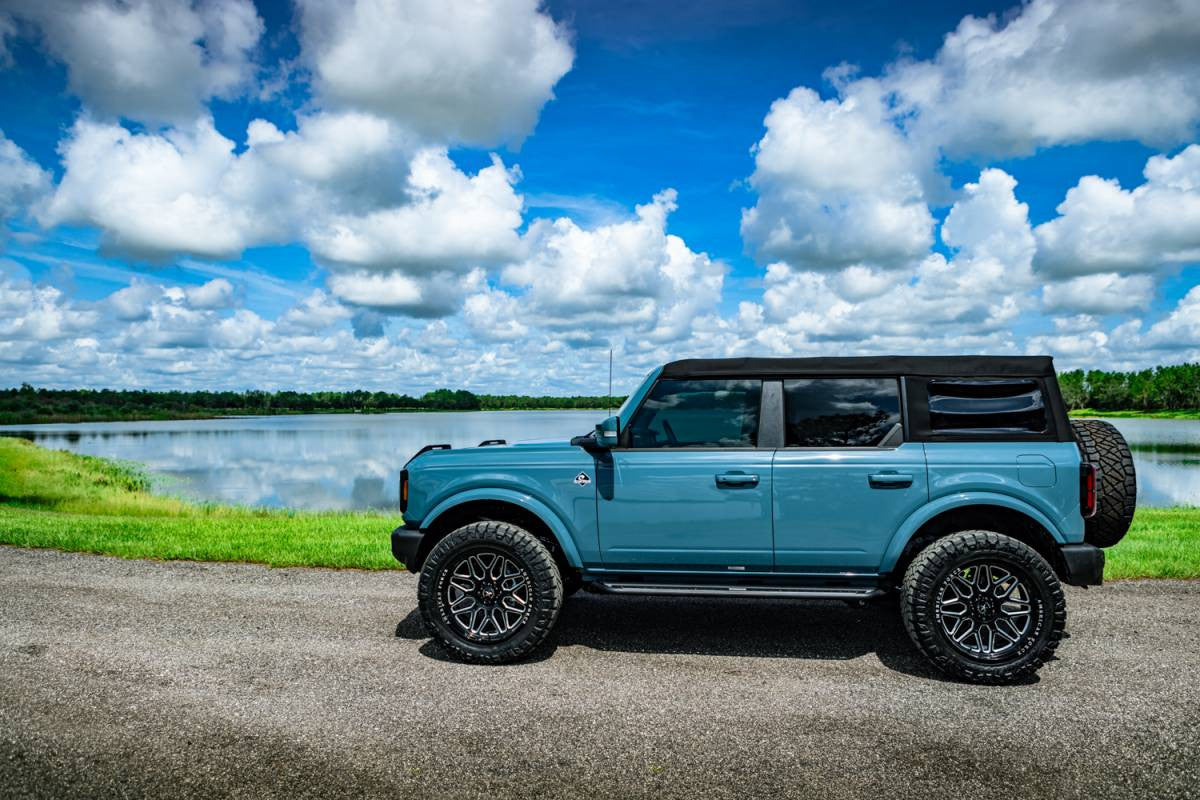 Go Rhino 2021+ Ford Bronco (No Sport) Dominator Extreme DSS SideSteps Complete Kit w/SideStep + Brkt - DSS4129T - Installed