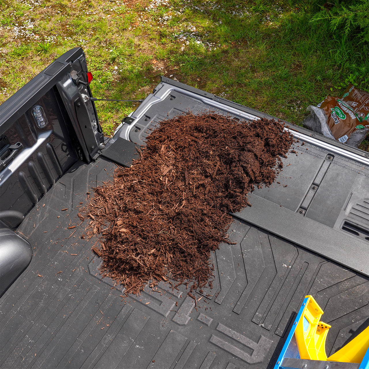 IAG BedBridge™ For 2015+ Ford F-150 - Mulch spill with BedBridge