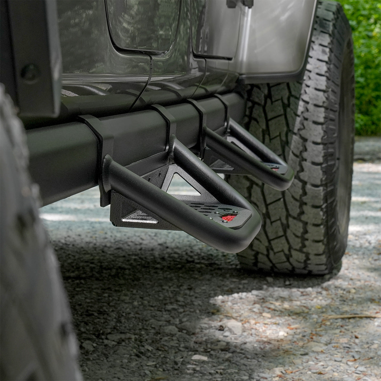 IAG Drop Down EZ-Steps® Add-on for 2018+ Jeep Wrangler 4 Door / 2020+ Gladiator - Side Profile Installed