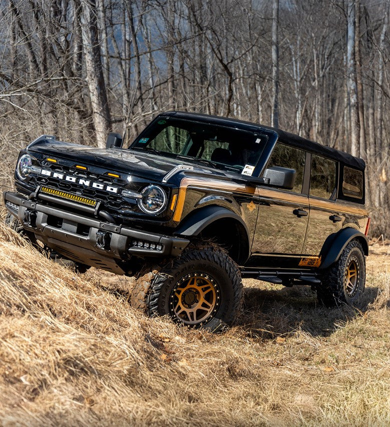 Fabtech 3in Uniballs UCA Lift Kit Front & Rear Dirt Logic 2.5 Resi Coilovers - Climbing